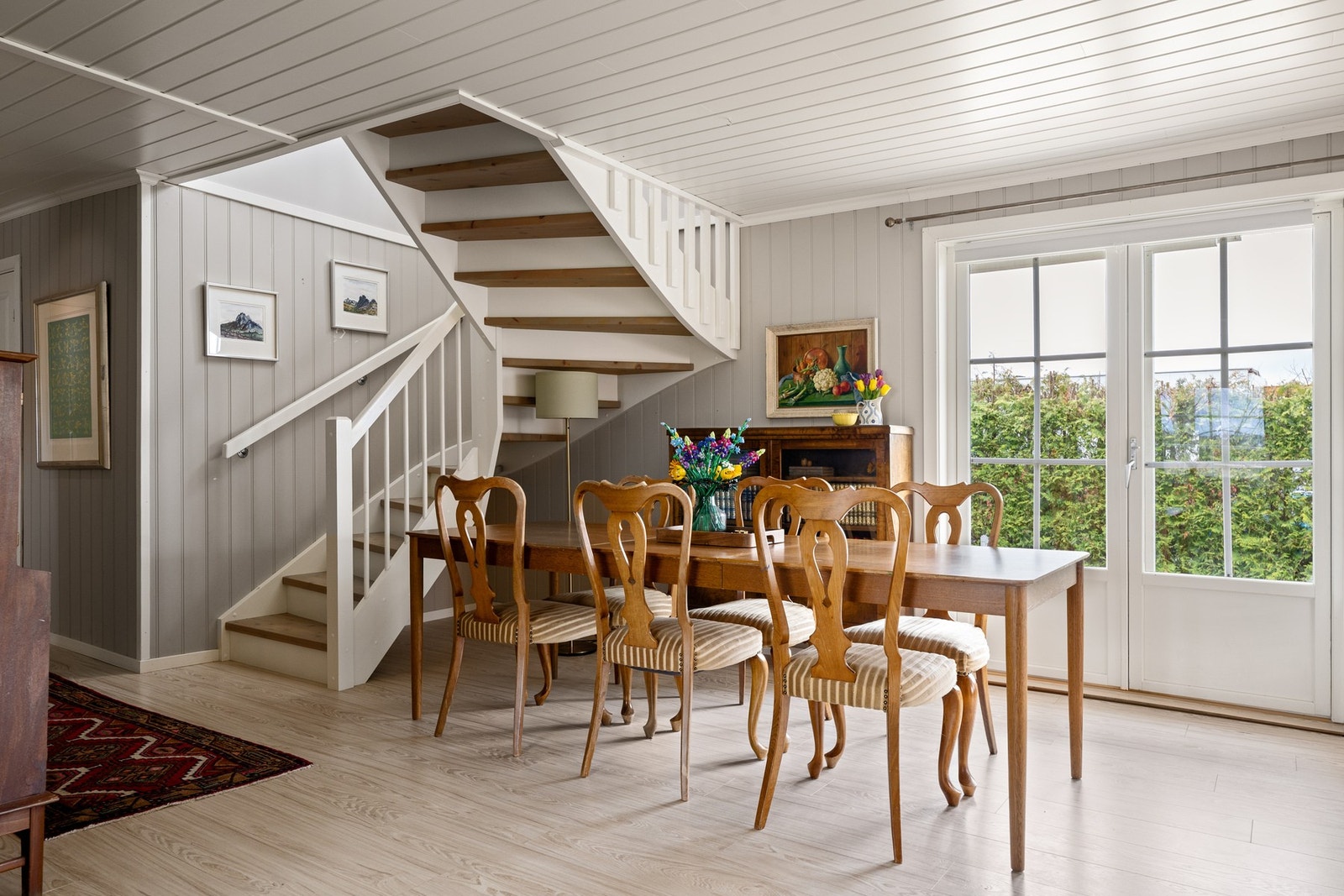 Spisestuen er strategisk plassert utenfor kjøkkenet, og med enkel tilgang til terrassen dersom man skal benytte seg av grillen. Galleribilde