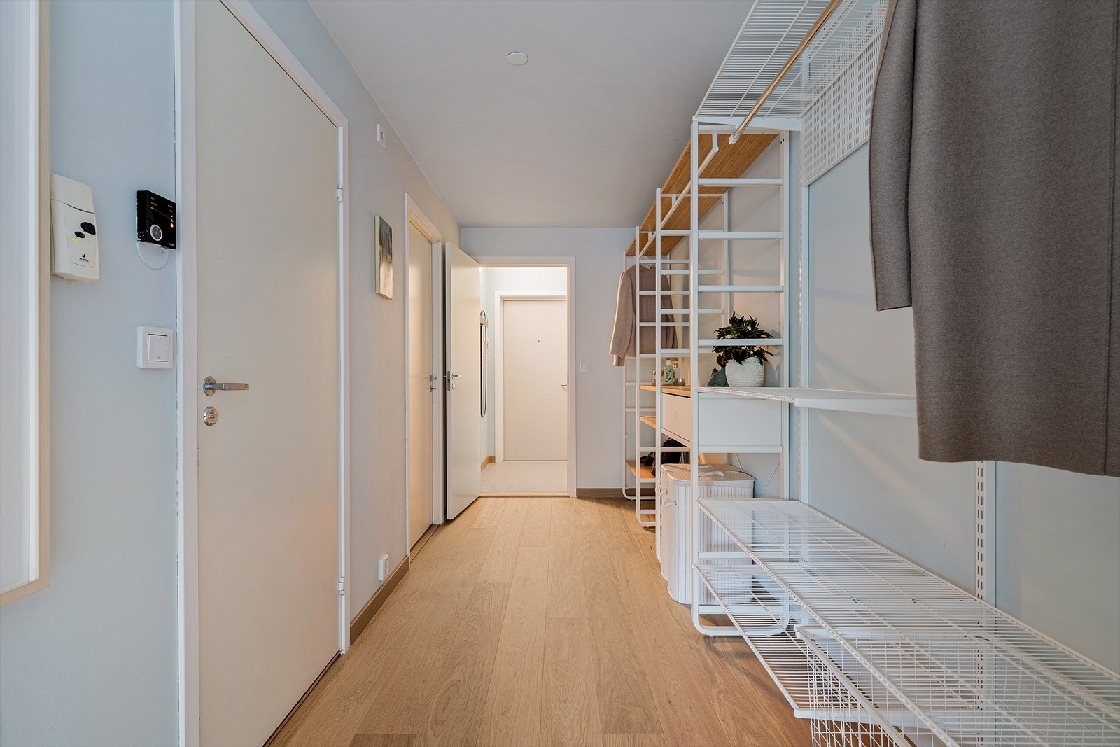 - Lys og innbydende gang med mulighet for ekstra garderobe, perfekt for sesongbasert oppbevaring - Galleribilde