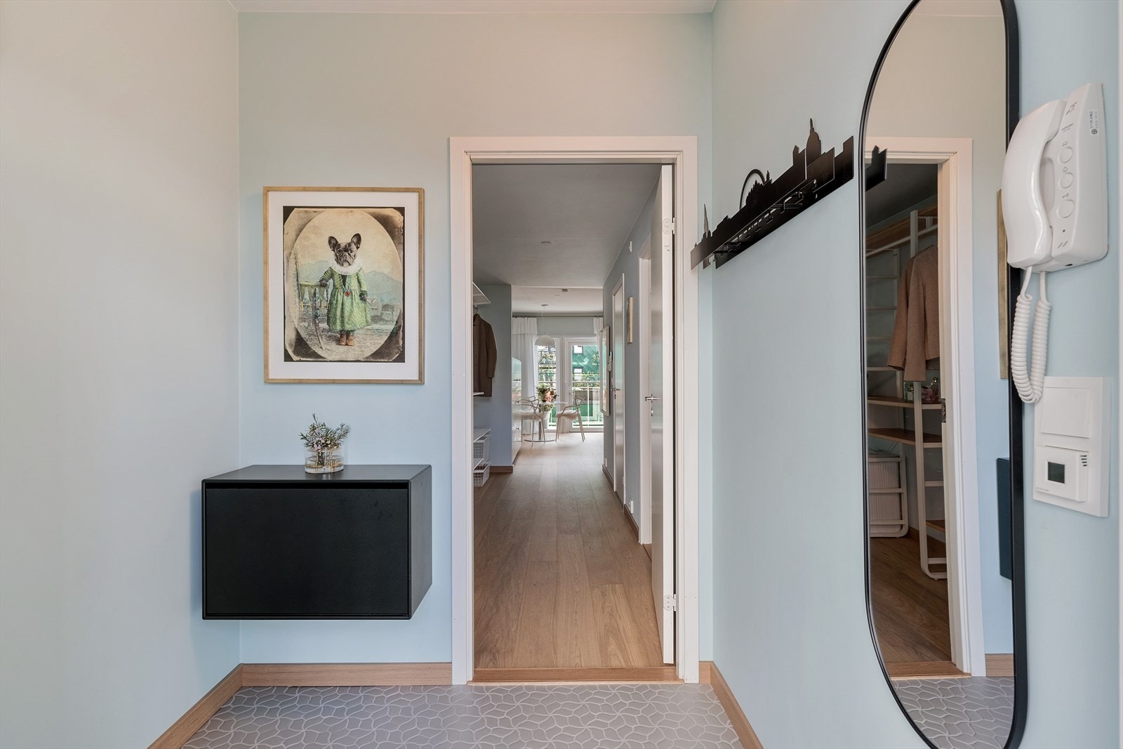 - Entréen måler 3,1 m² og har praktiske fliser og behagelig varme i gulv (fra 2024) - Galleribilde