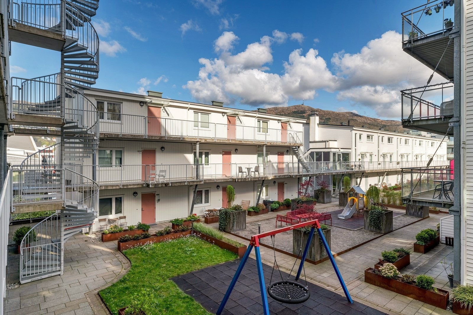 - Bakgården oppleves privat og skjermet, og bare beboere i sameiet har tilgang til uteområdet - Galleribilde