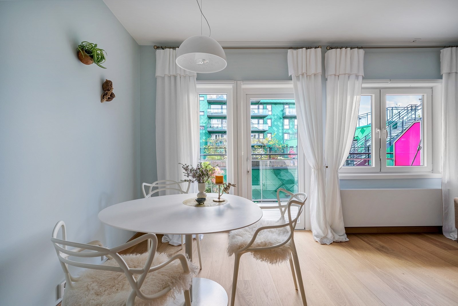 - Lys og innbydende stue med god plass til sofa, spisegruppe og annen ønskelig innredning - Galleribilde