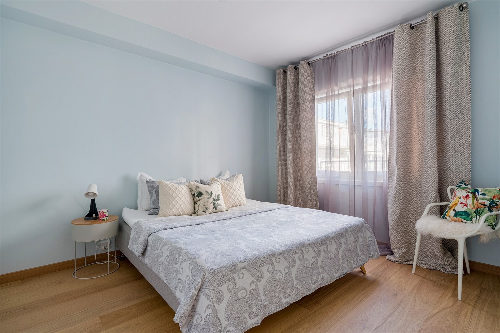 - Leilighetens soverom måler 13m² og har god plass til seng i ønsket størrelse og tilhørende møblement - Galleribilde