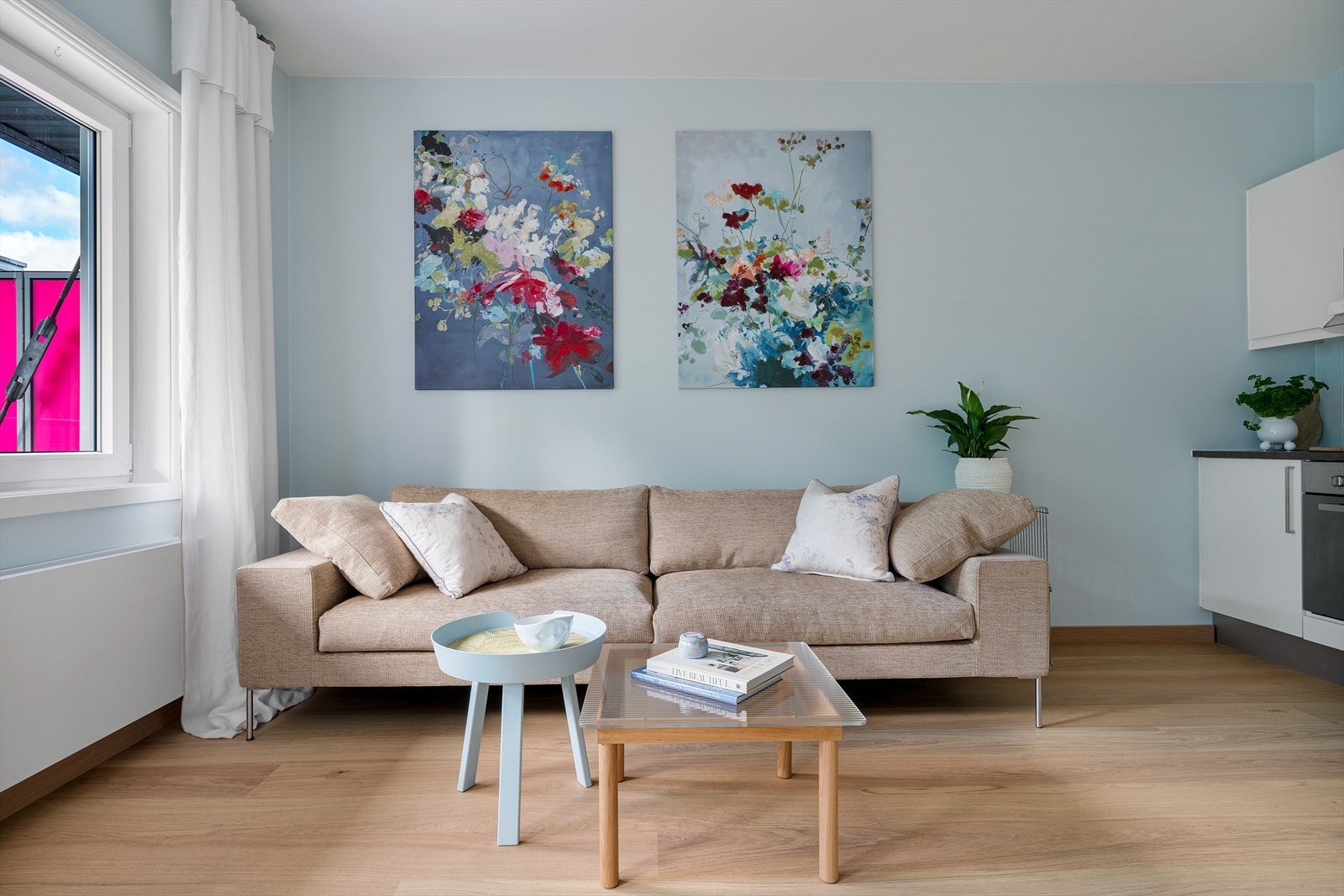 - Med åpen løsning oppleves hele rommet som en sosial sone, hvor du kan holde dialogen gående mens du disker opp til deilig middag - Galleribilde