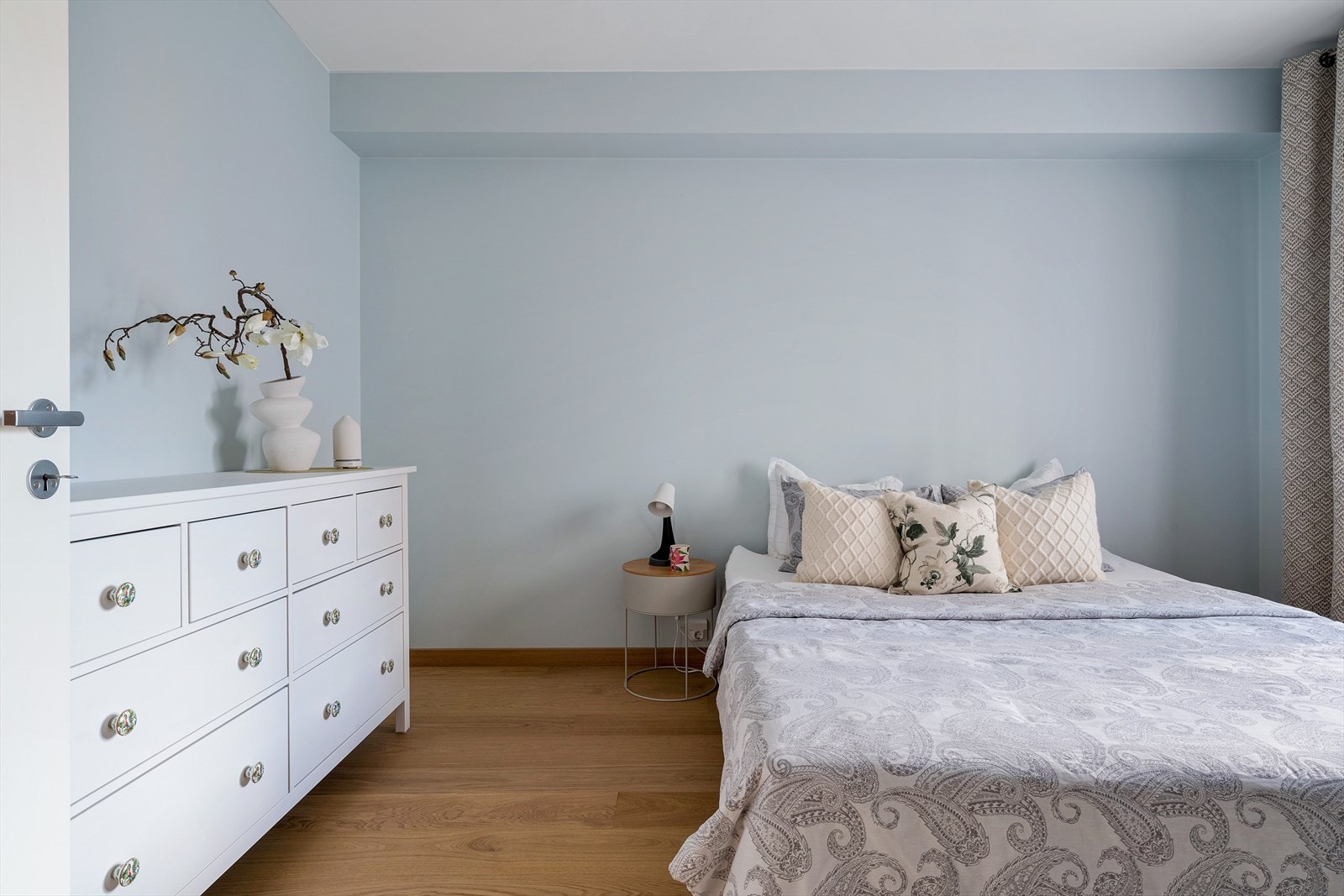 - Merk listefritt fra vegg til tak som sørger for en sømløs finish - Galleribilde