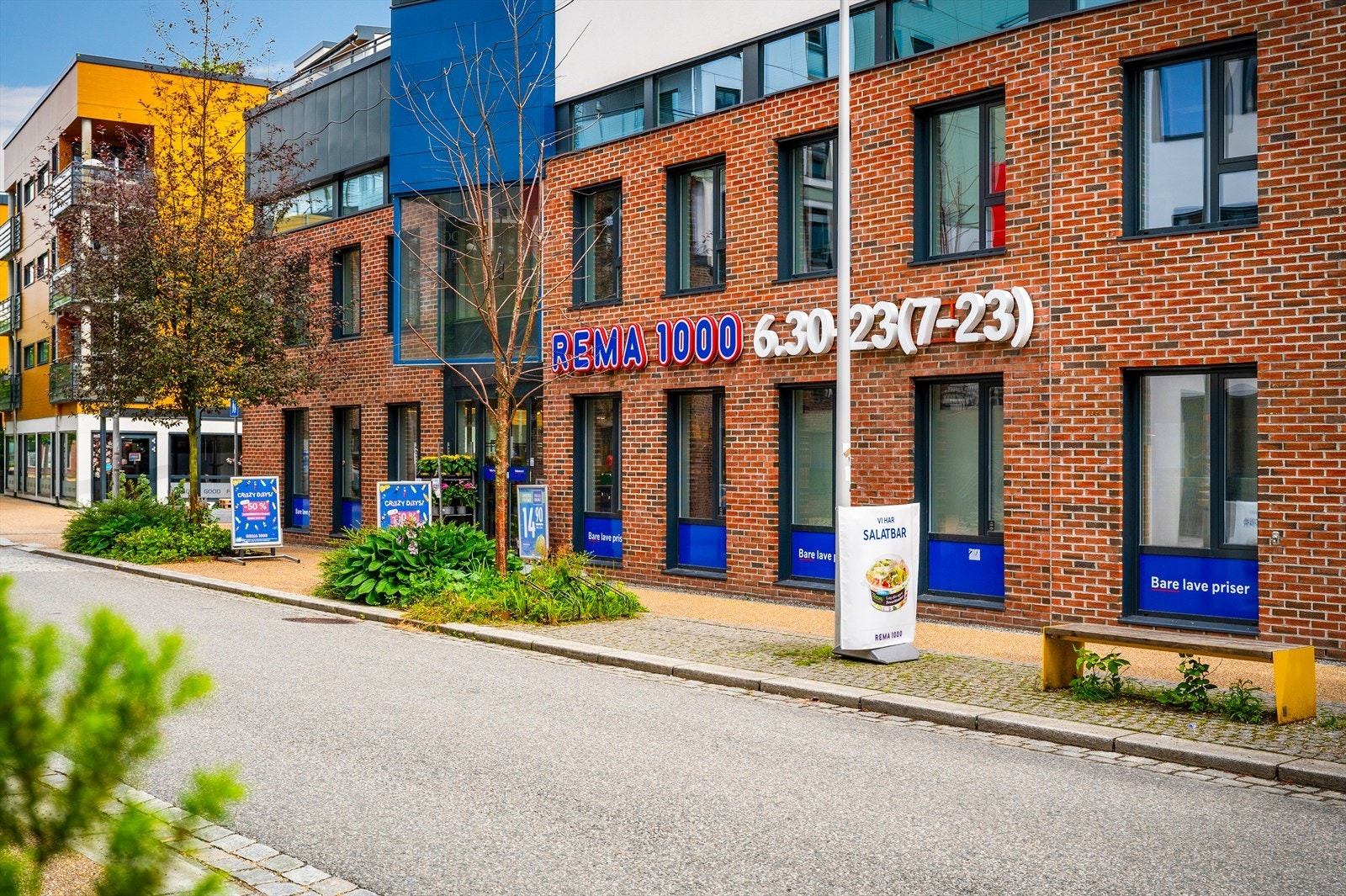 - I motsatt retning finner du Rema 1000 Galleribilde