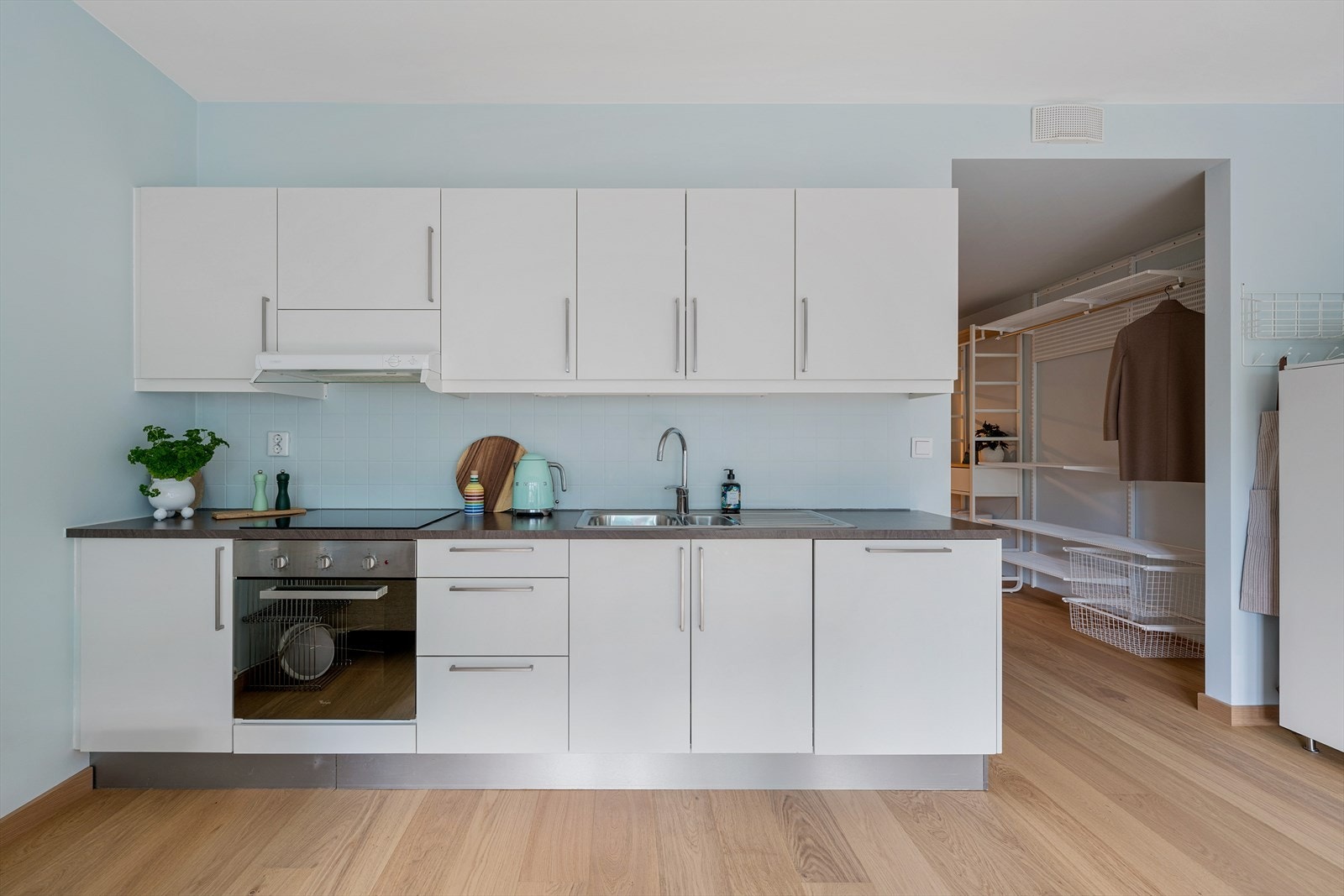 - Tidløs kjøkkeninnredning fra kvalitetsleverandøren HTH, med glatte fronter og benkeplate i laminat - Galleribilde