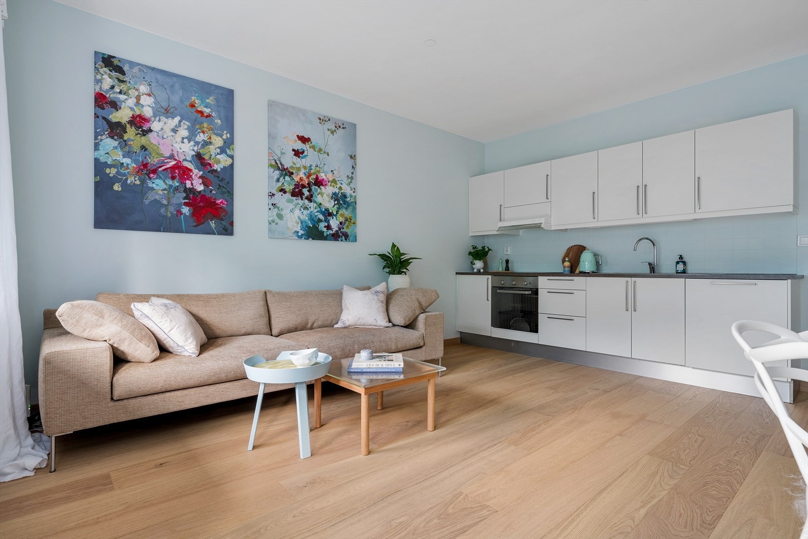 - Stue/kjøkken strekker seg utover et areal på 24m² og kan enkelt innredes i ulike soner - Galleribilde