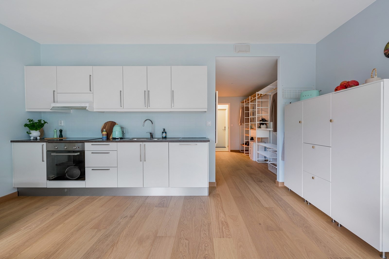 - I 2025 ble det lagt ny én-stavs eikeparkett i hele leiligheten, noe som sørger for et nydelig helhetsinntrykk og en rød tråd gjennom hele leiligheten - Galleribilde