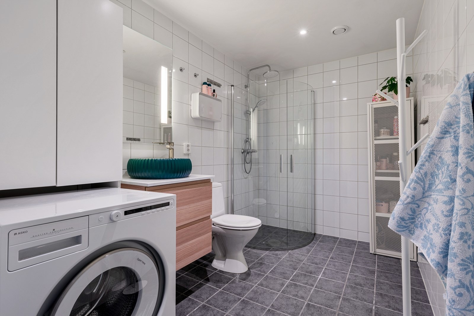 - Helfliset bad på 5,8m² med vannbåren gulvvarme - Galleribilde