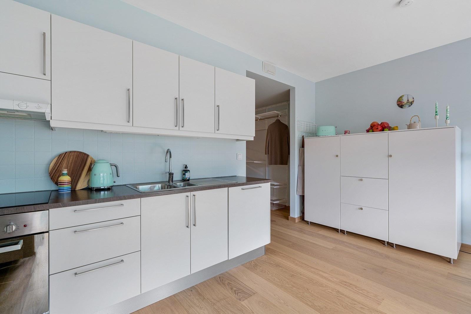 - Ny eier får gleden av integrert kjøleskap, oppvaskmaskin, komfyr, induksjonstopp, vannstoppsystem og komfyrvakt - Galleribilde