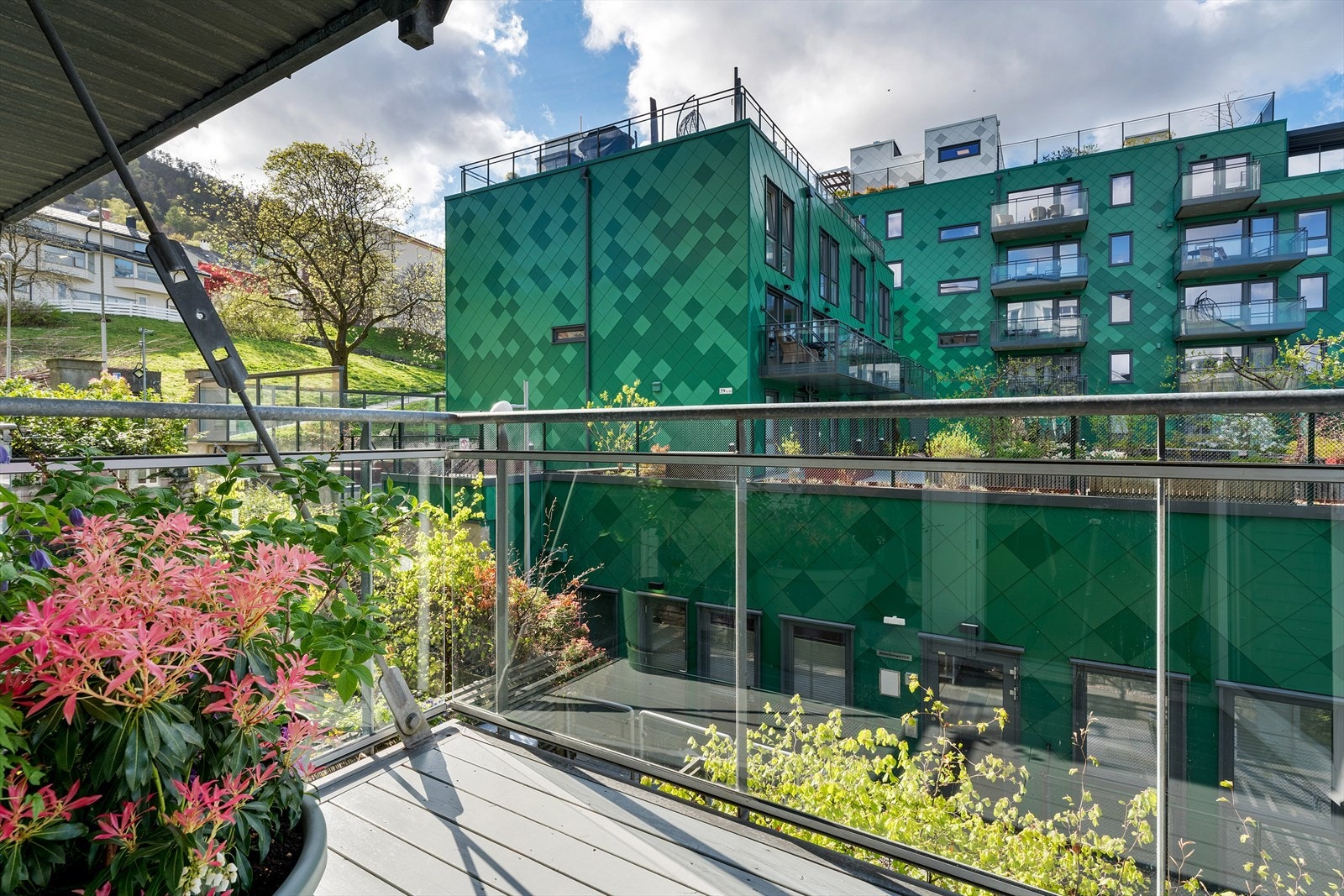 - Det at balkongen er overbygget gjør bruksmulighetene betraktelig større - Galleribilde