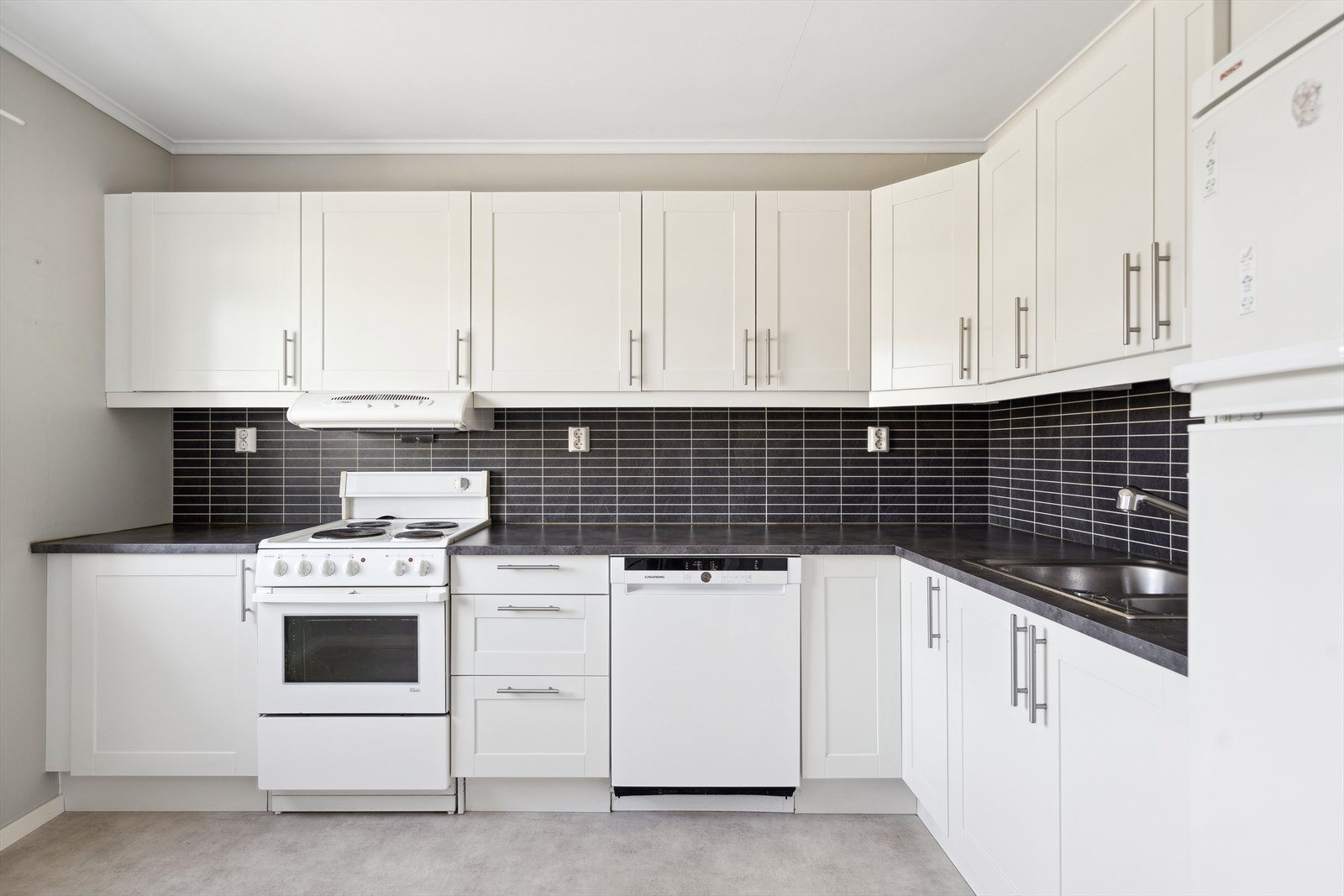 Hyggelig kjøkken med innredning med fornyede profilerte skapfronter, laminat benkeplate og kitchenboard på vegg fra 2020. Galleribilde