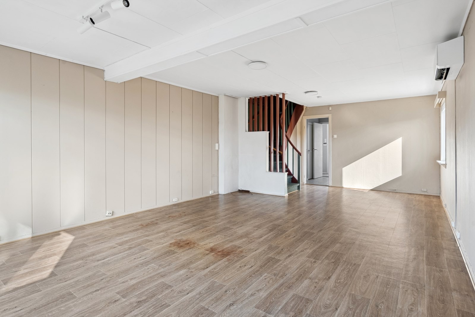 Stue med varmepumpe fra 2021. Pipe med mulighet for montering av ildsted. Galleribilde