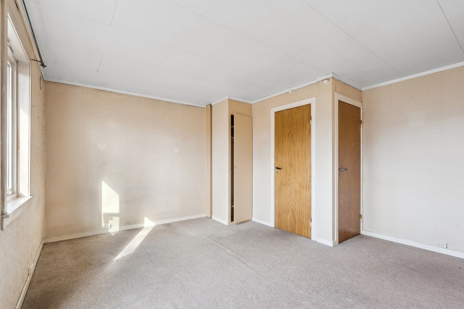 Soverom 1 med garderobeskap. Galleribilde