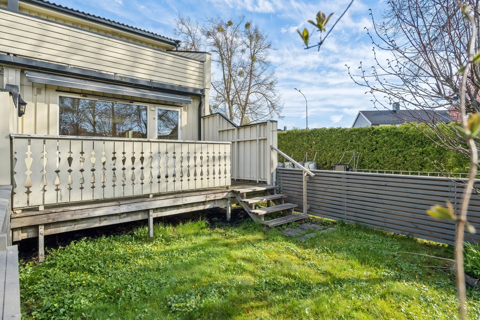 Boligen har tre verandaer med sol fra morgen til kveld. Koselig med hagen utenfor. Galleribilde
