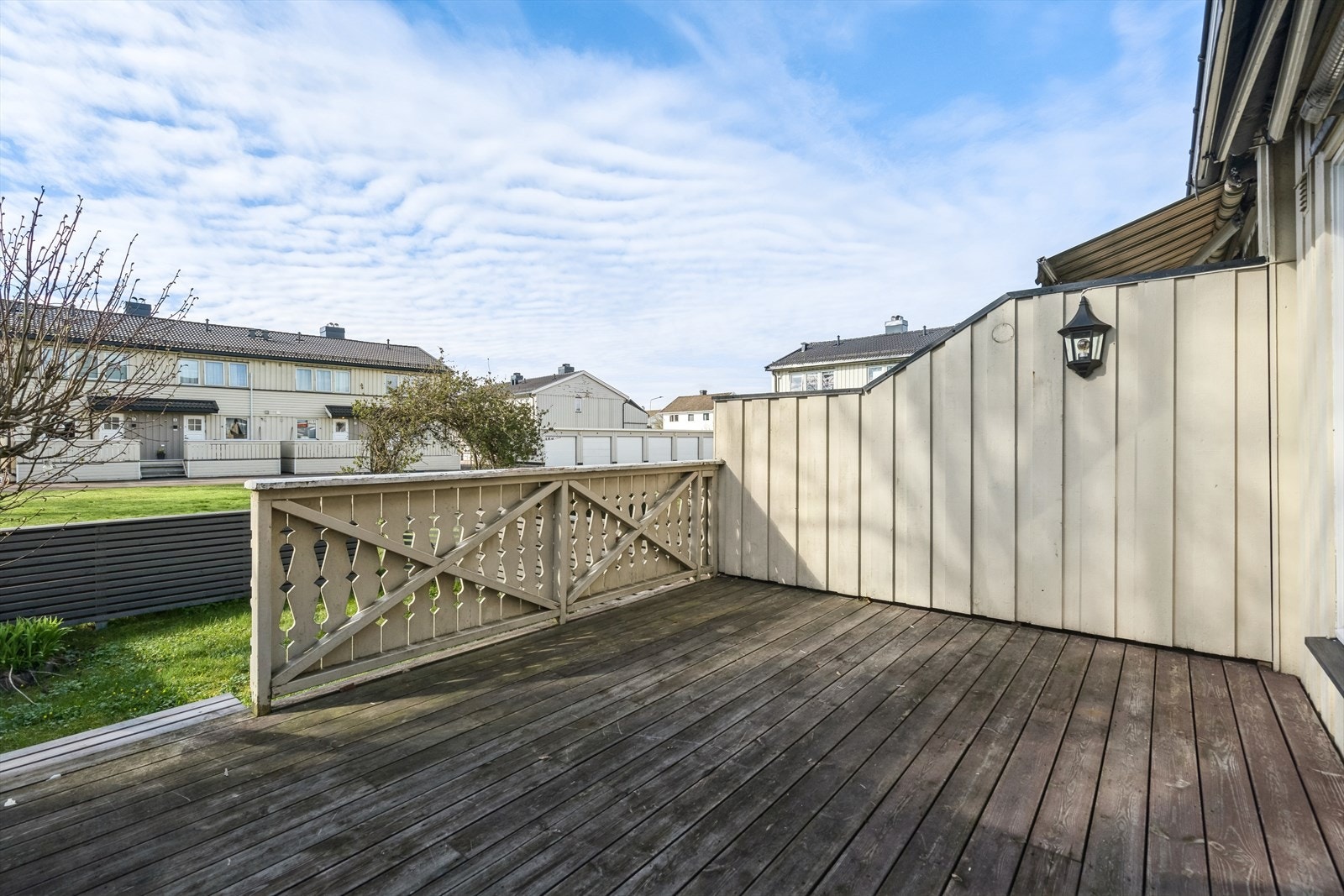 Stor og solrik veranda med utgang fra stuen. Galleribilde