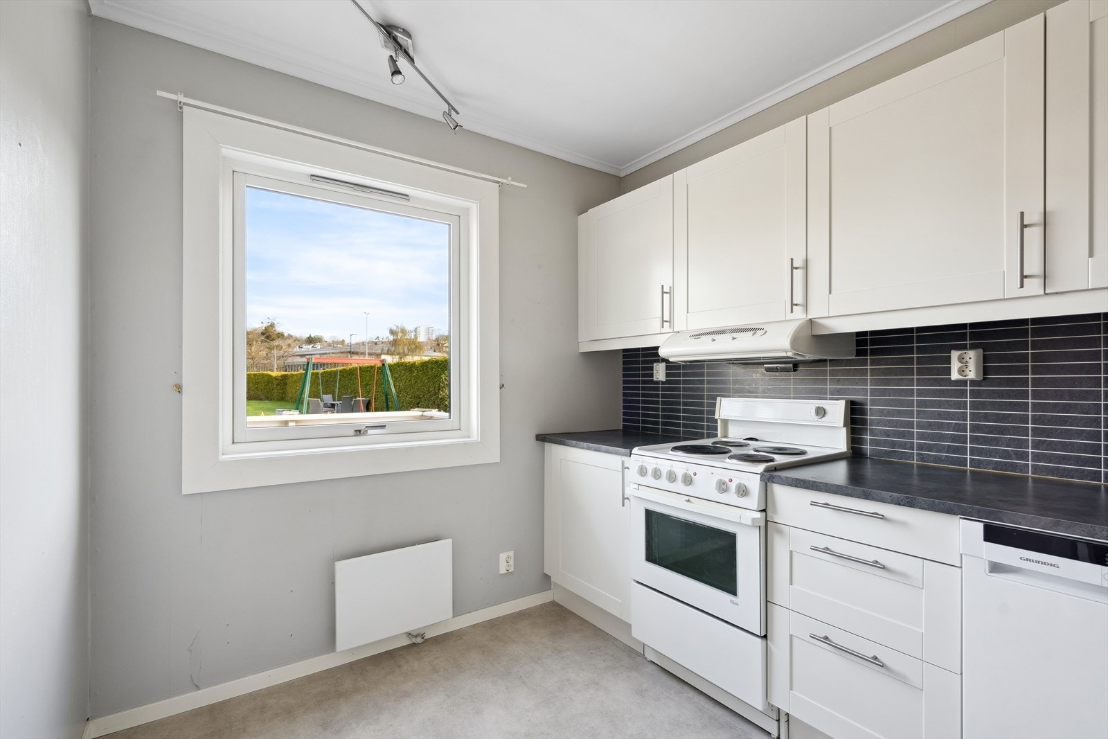 Fin plass ved vinduet med plass til kjøkkenbord. Galleribilde