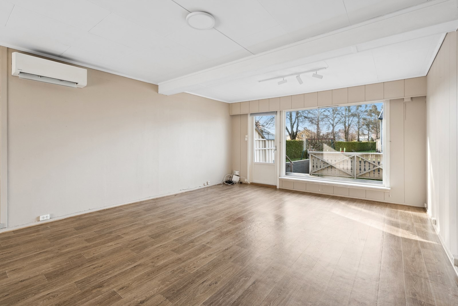 Stuen er stor, utbygget og har rikelig med naturlig lys. Galleribilde