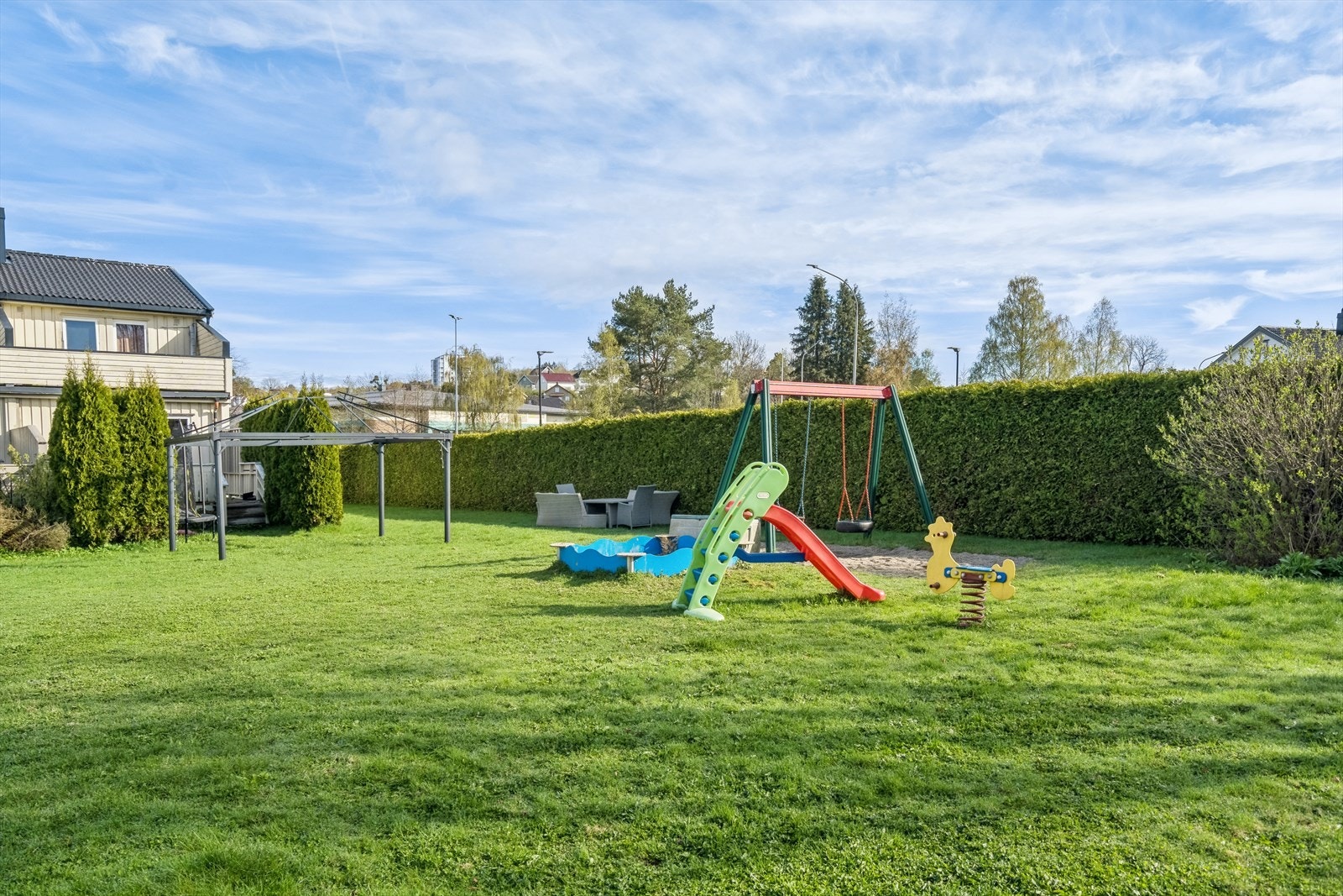 Fellesområdene er pent opparbeidet med plen, lekeplasser og hyggelige uteplasser. Galleribilde