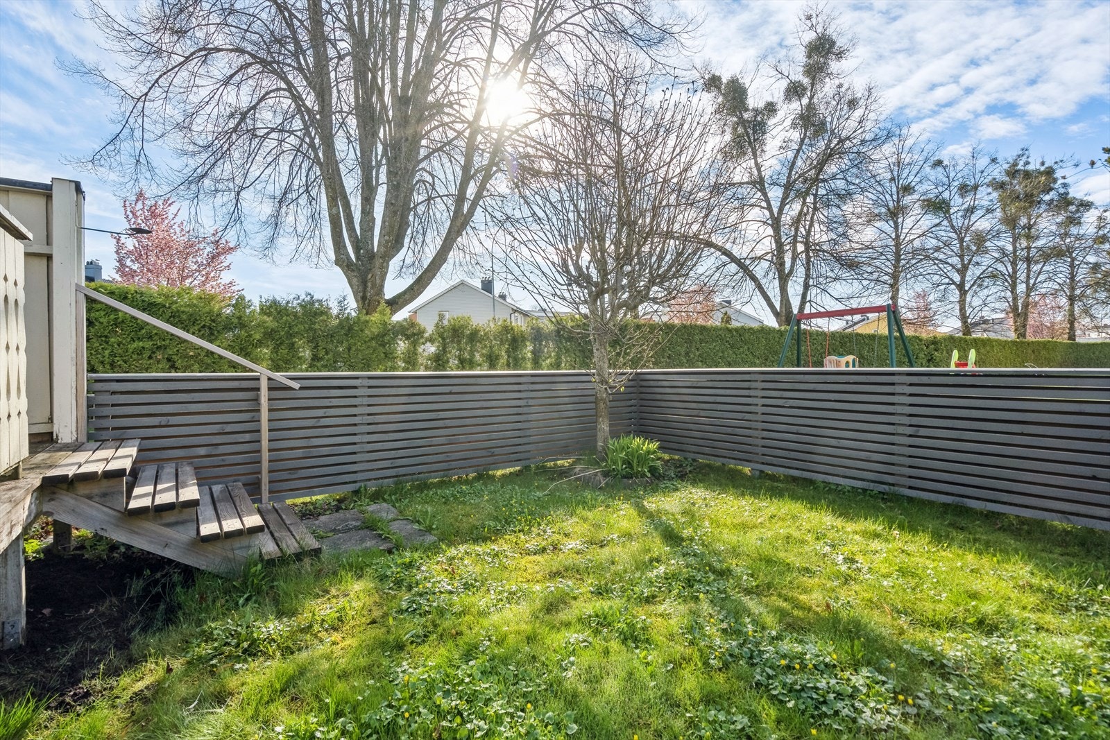 Koselig liten hage som er perfekt for deg som ønsker å skape din egen grønne oase. Galleribilde