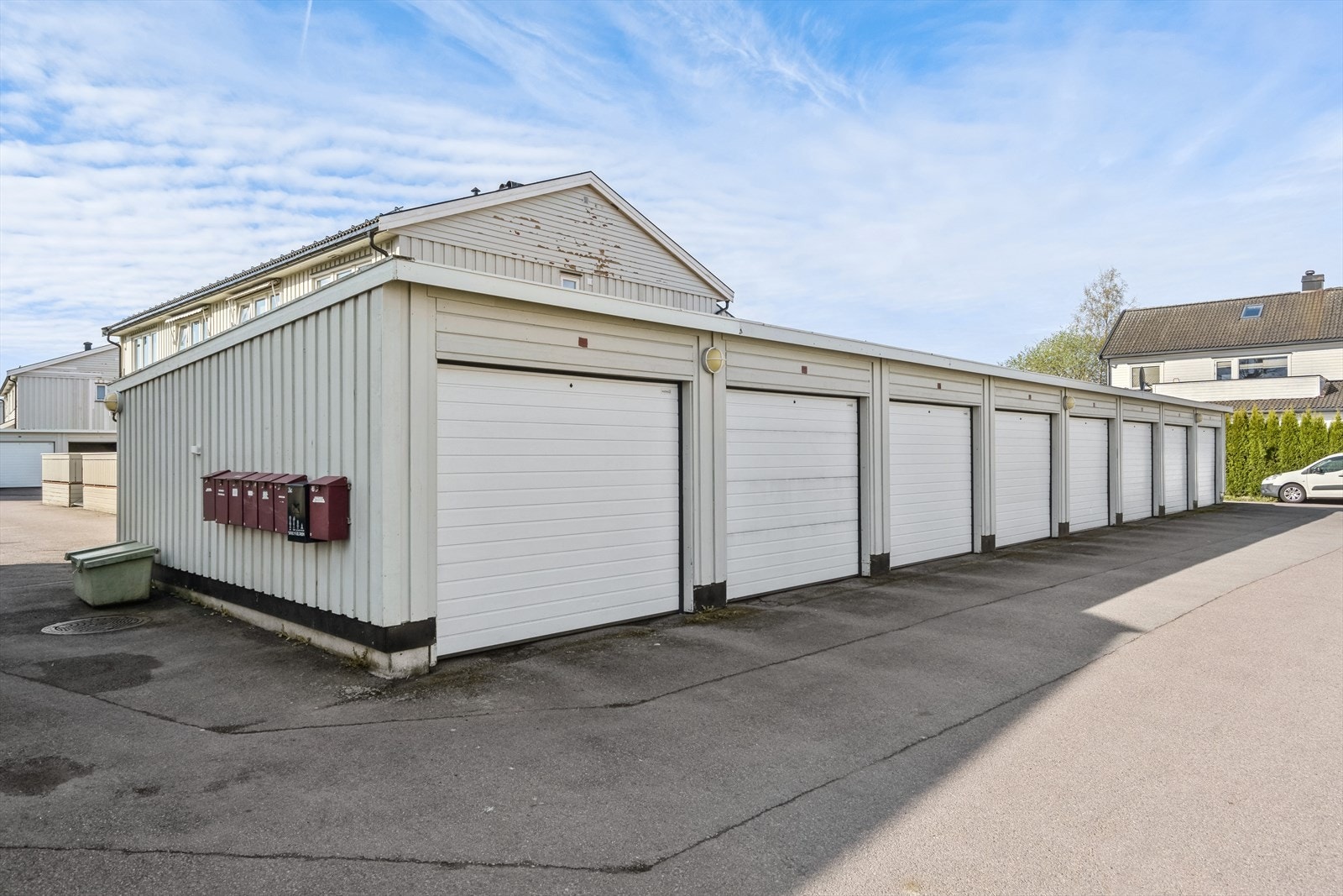 Det medfølger 1 garasje. Her er det asfaltert dekke, innlagt strøm og portåpner Galleribilde