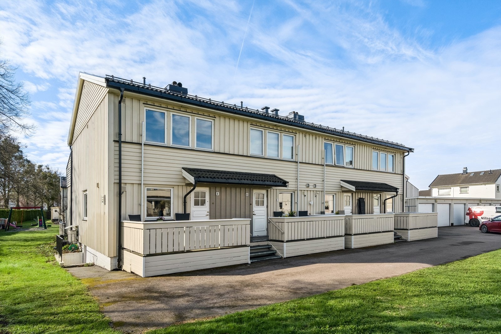 Hyggelig inngangsparti med veranda hvor du kan nyte morgen solen. Galleribilde