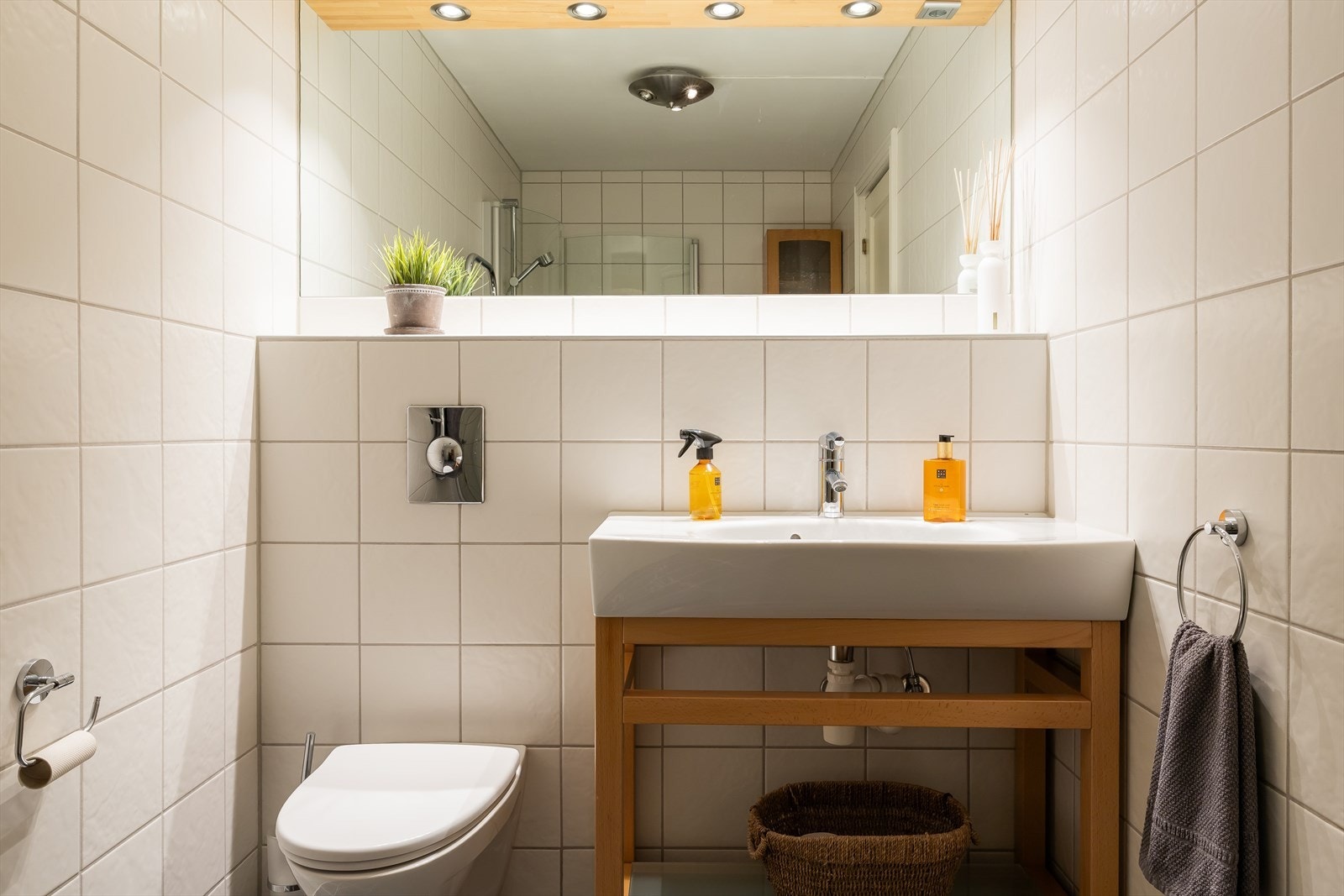 Badet tilknyttet hovedsoverom har dusj, WC, servant og dusjhjørne - Gulvvarme på begge bad Galleribilde