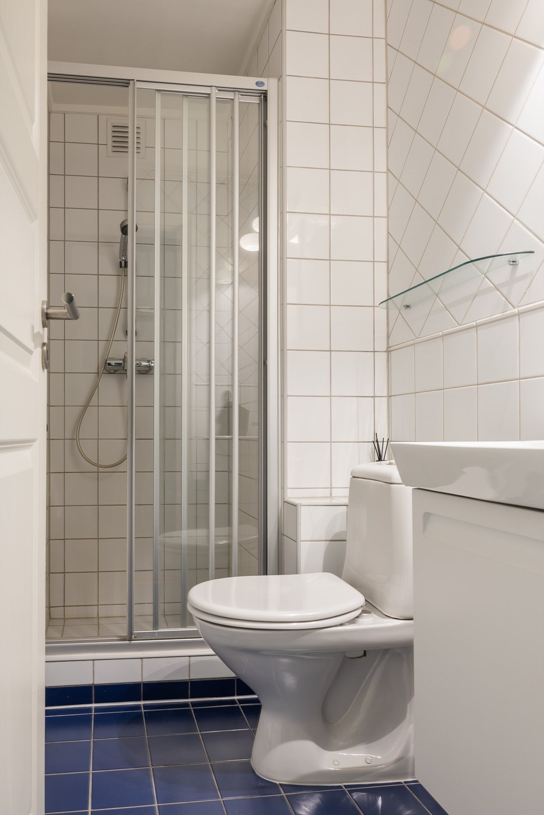 Bad ved entréen med dusj, WC og servante Galleribilde