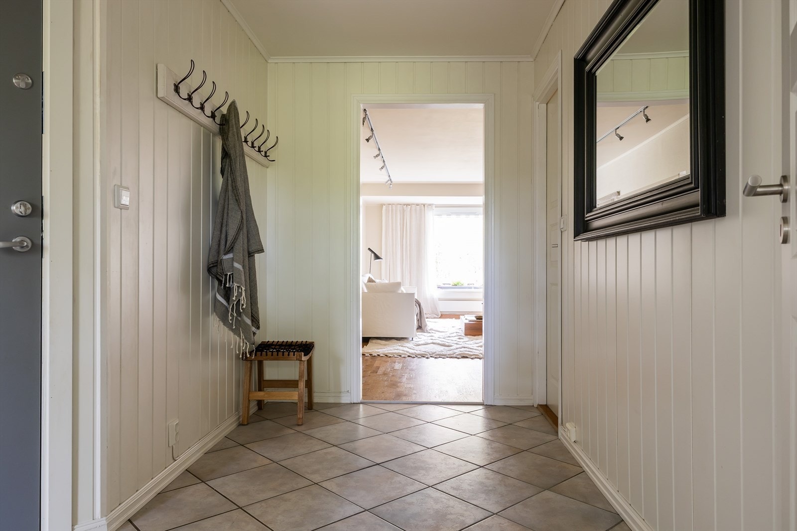 Innbydende entré med keramiske fliser Galleribilde