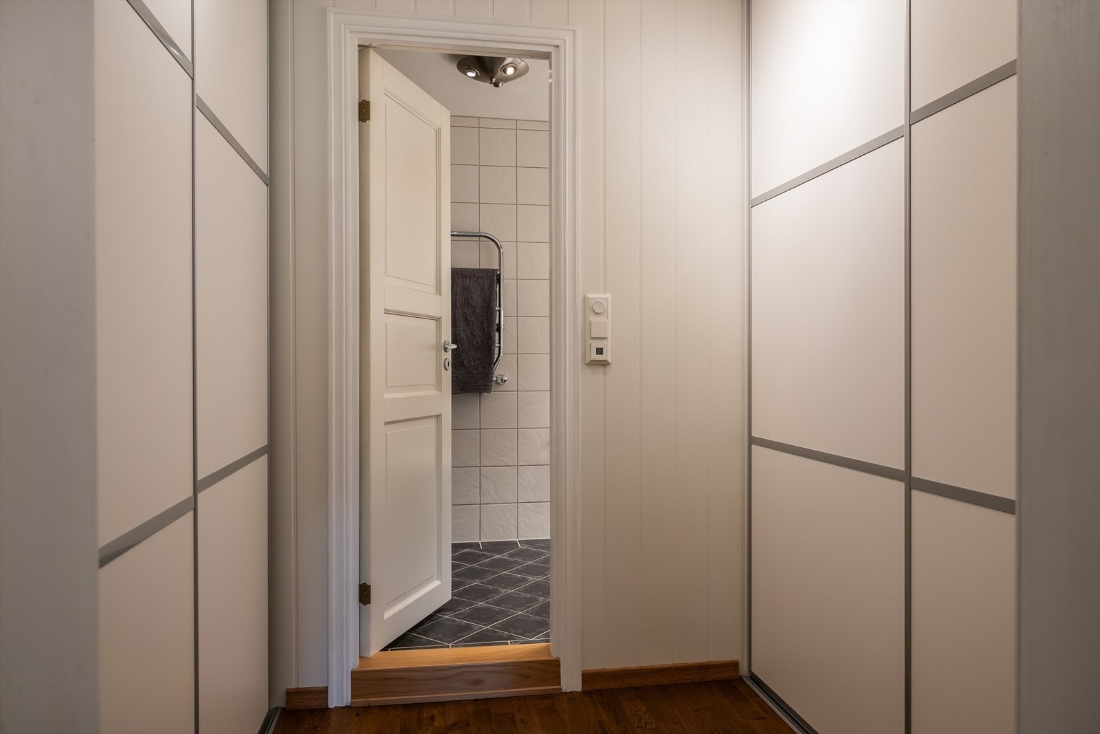 Walk-in garderobe tilknyttet hovedsoverom Galleribilde