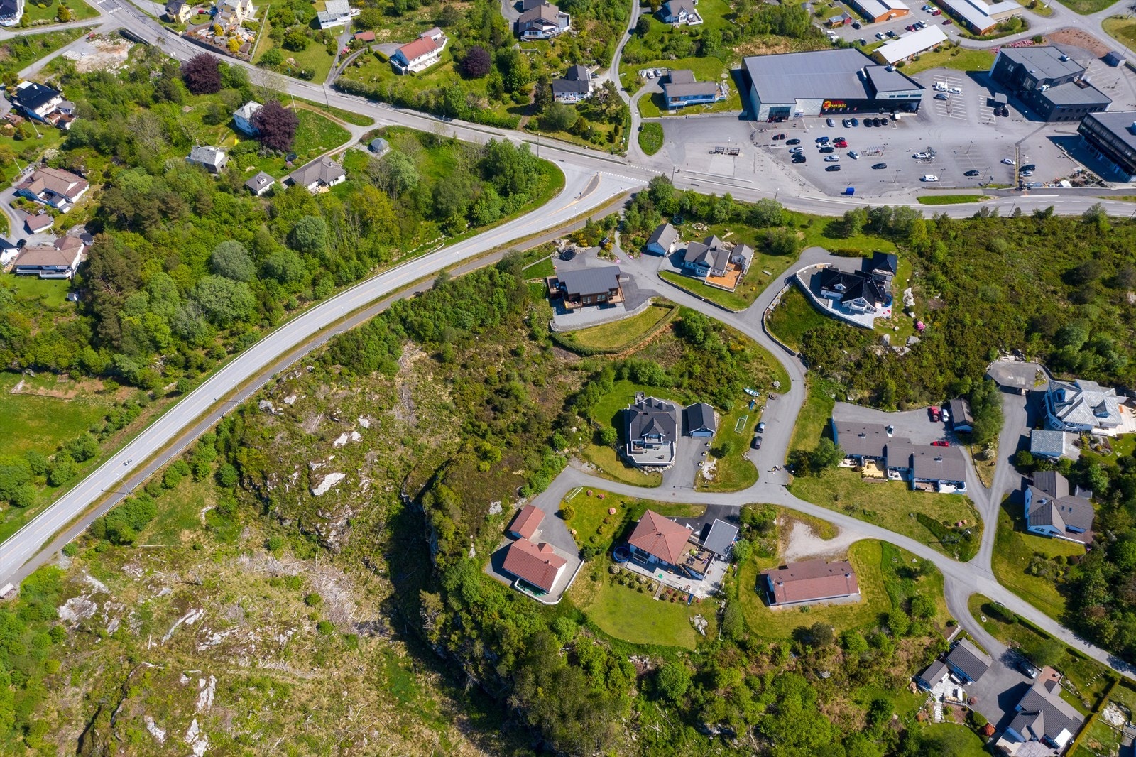 Tomten har en attraktiv og sentral beliggenhet like ved Storebø sentrum. Området er et eldorado for barnefamilier med trygge oppvekstsvilkår i sentrale, men samtidig landlige omgivelser. Galleribilde
