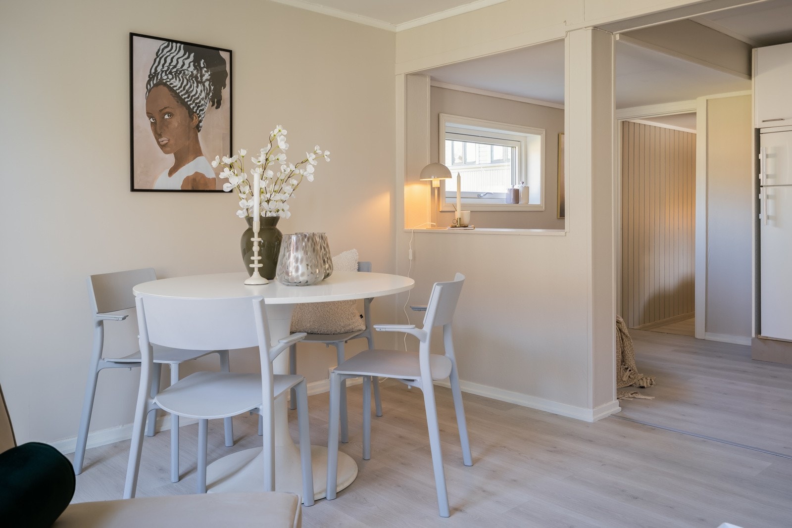 Endevindu med godt innlys og utsyn mot et skjermet og rolig grøntrareal like utenfor. Galleribilde