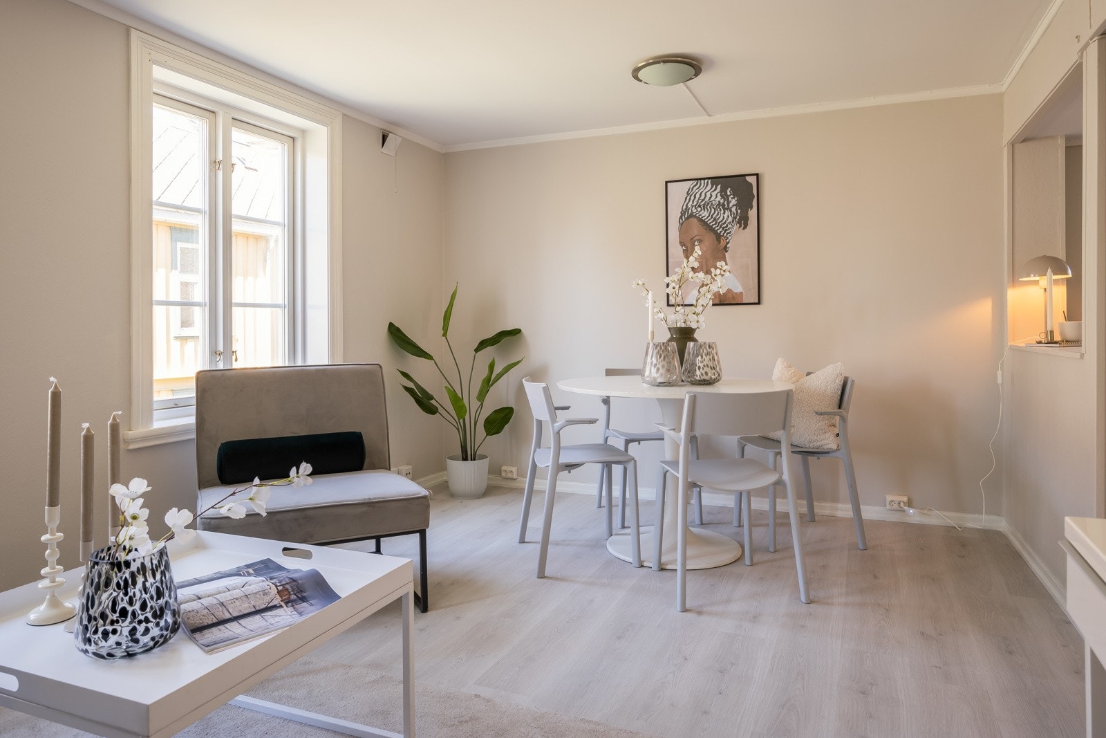 Stuearealet har naturlig plass for både sofaavdeling og spisestue, og er i delvis åpen løsning med kjøkkenet. Galleribilde