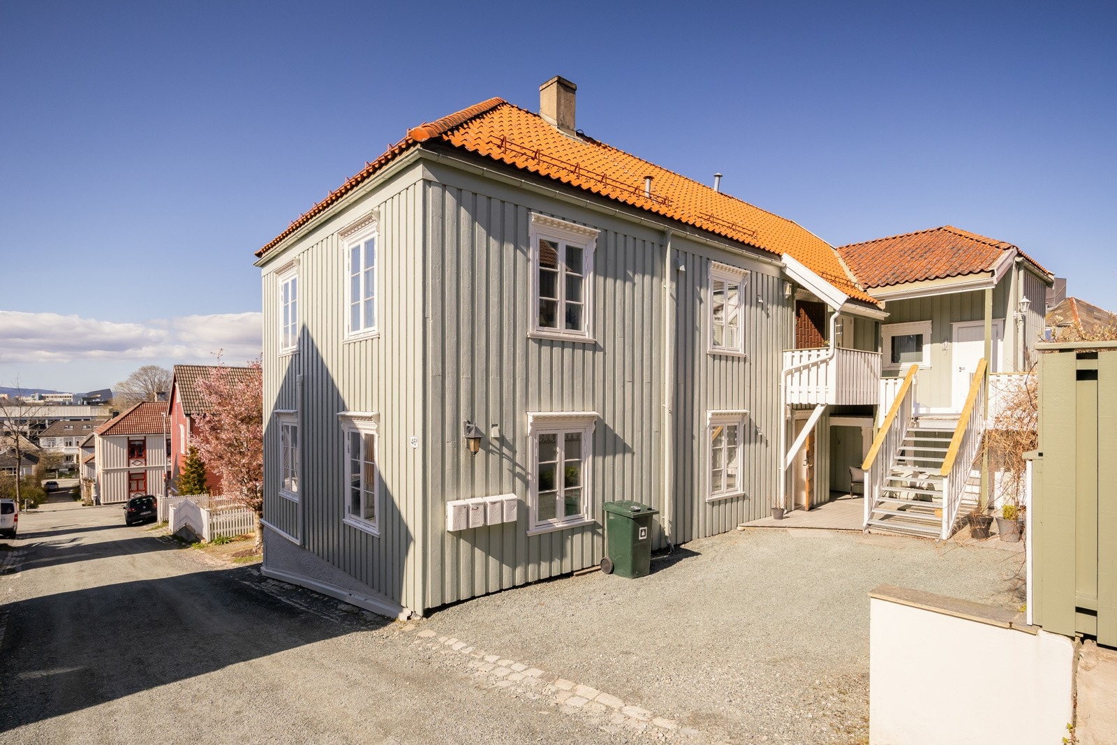 Gården har en svært gunstig beliggenhet i en rolig del av Møllenberg. Her er man skjermet av andre husrekker mot både Nonnegata, Øvre og Nedre Møllenberg gate. Galleribilde