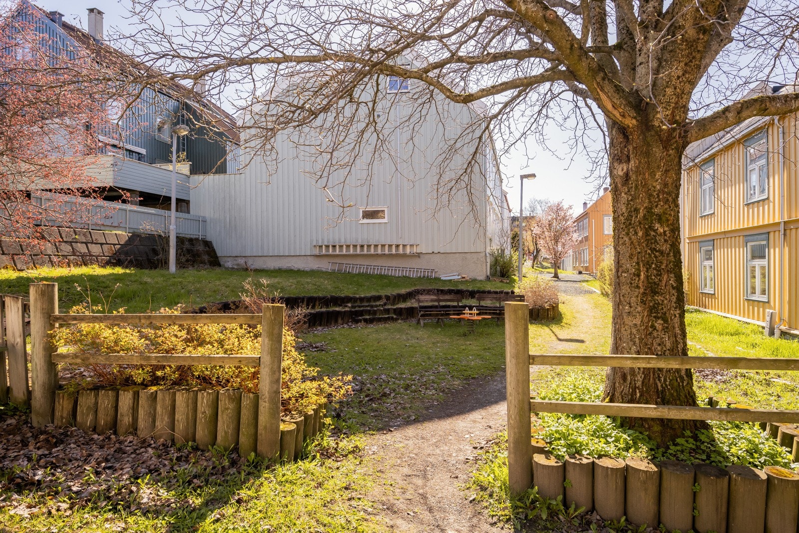 En hyggelig liten park ligger på nabotomta til eiendommen. Parken benyttes i liten grad av andre, og fremstår som et skjermet og lett tilgjengelig uterom for beboerne i sameiet. Galleribilde
