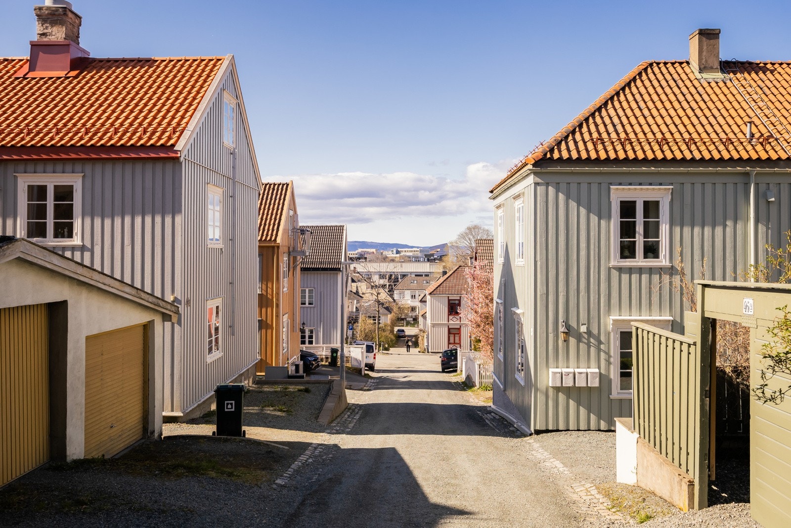 Spaserturen ned til Solsiden og Bakklandet tar knappe 5 min, og man går inn til Midtbyen på 10 min. Flate og fine gang- og sykkelveier, og godt kollektivtilbud til NTNU. Galleribilde