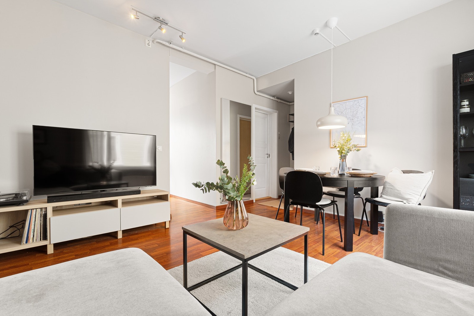 Fra boligen er det ca 5 min gange til Solsiden med et bredt utvalg av butikker, kafeer, restauranter, søndagsåpen dagligvarebutikk m.m. Galleribilde