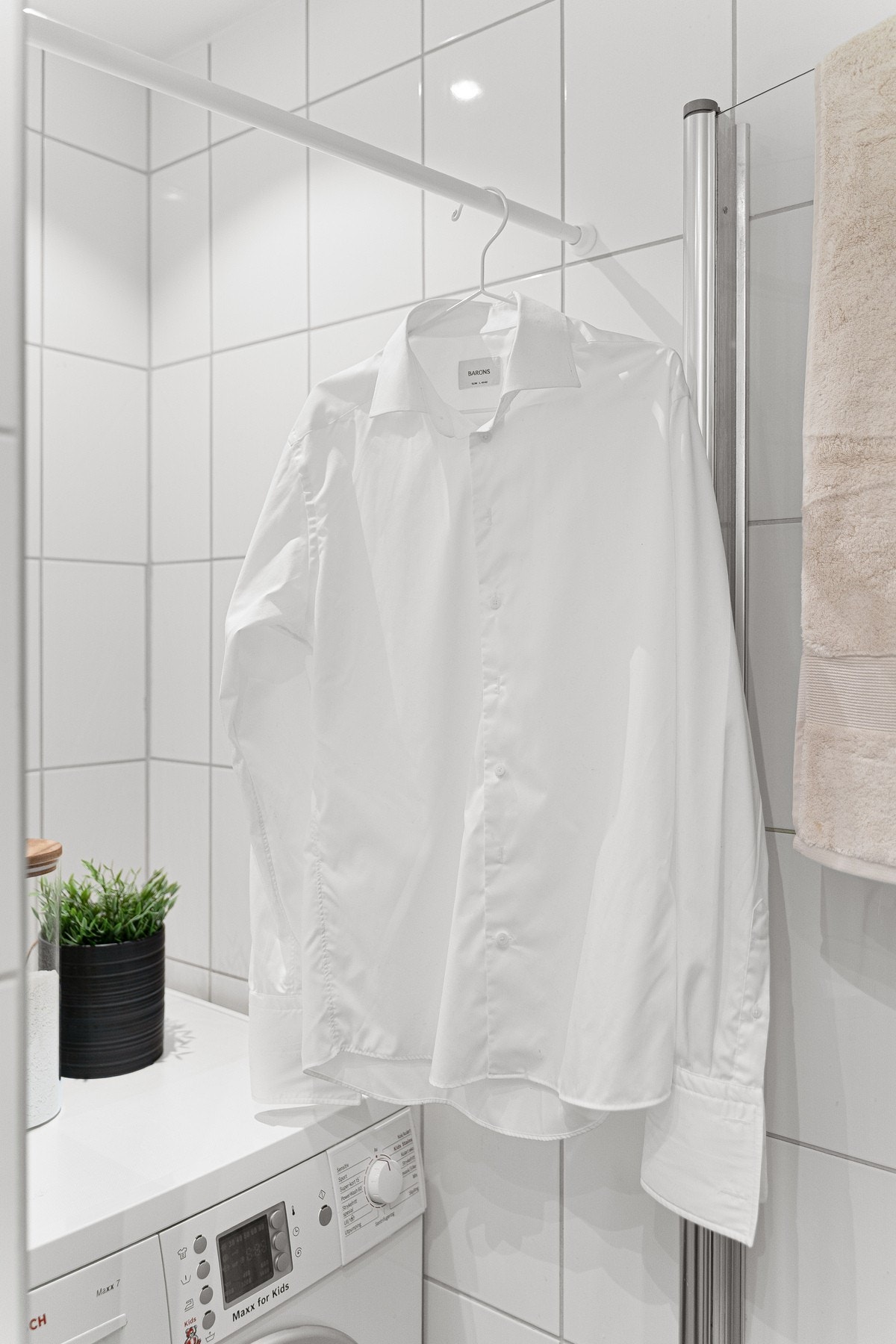 Smart løsning med tørkesnor montert over vaskemaskinen. Galleribilde