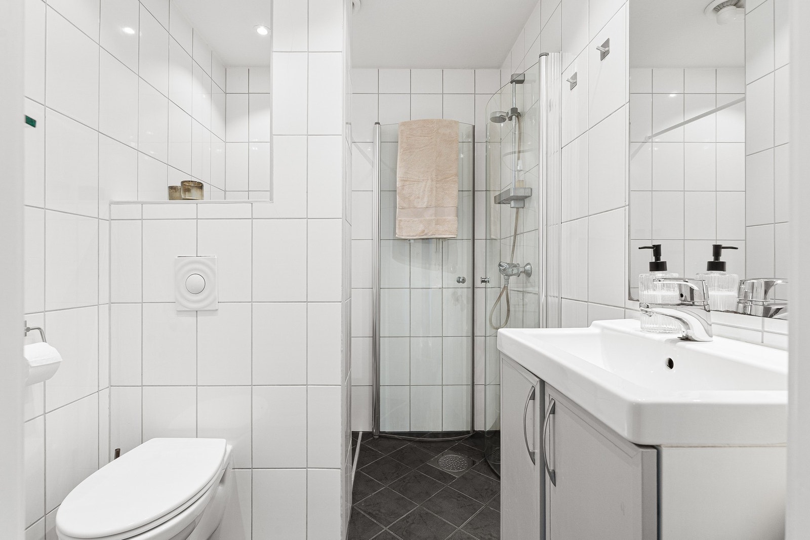 Delikat og funksjonelt bad med flott innredning og varme i gulv. Galleribilde