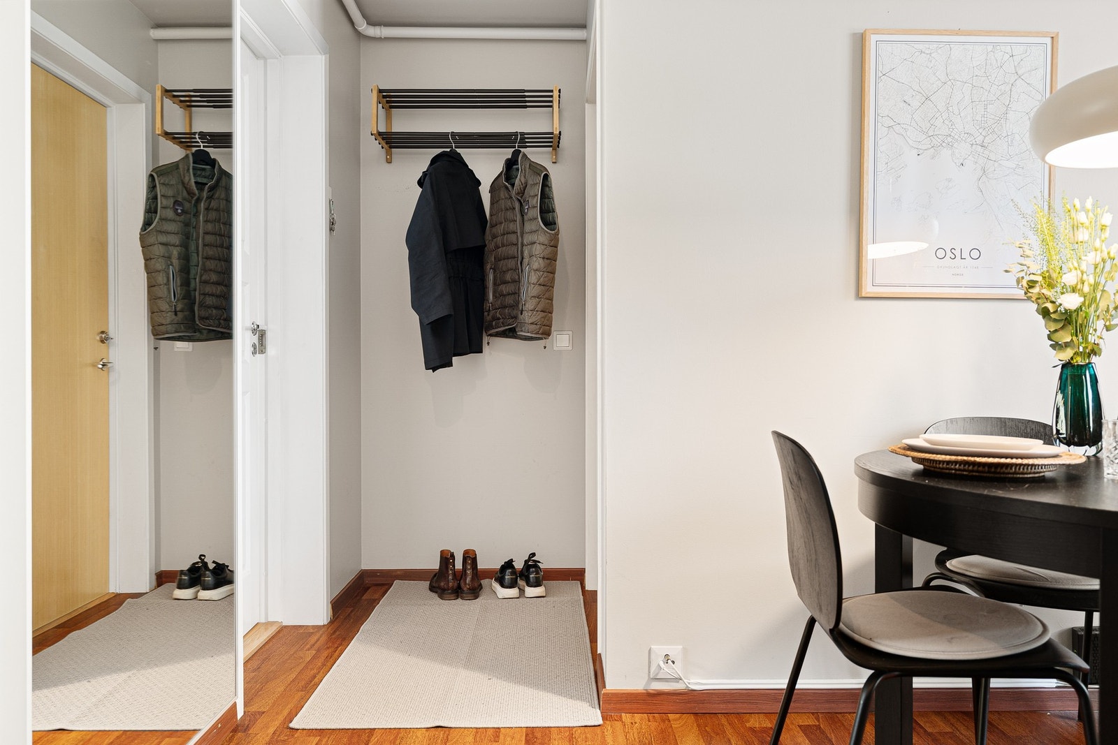 Entré med naturlig overgang til stue og spiseplass. Galleribilde