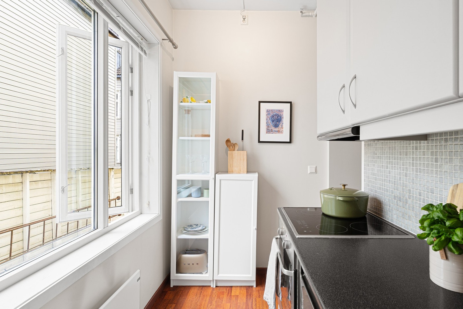 Ekstra skapplass ved kjøkkenet. Galleribilde