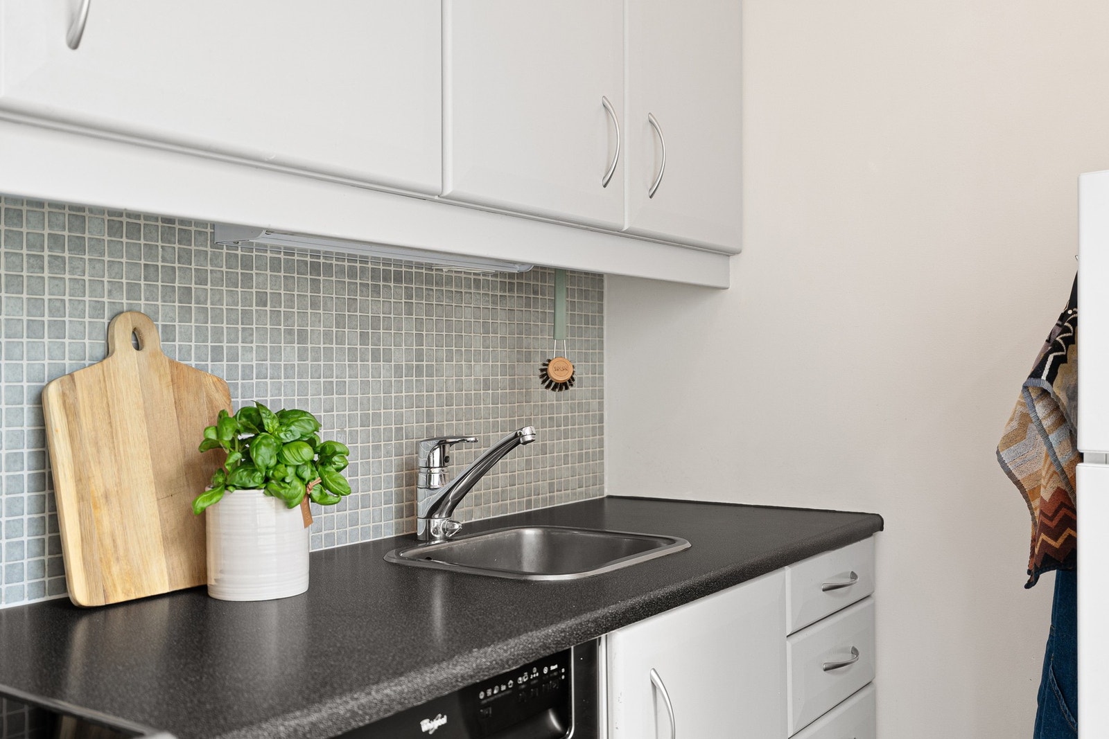 Benkeplate i laminat og flis på vegg mellom benk og overskap. Galleribilde