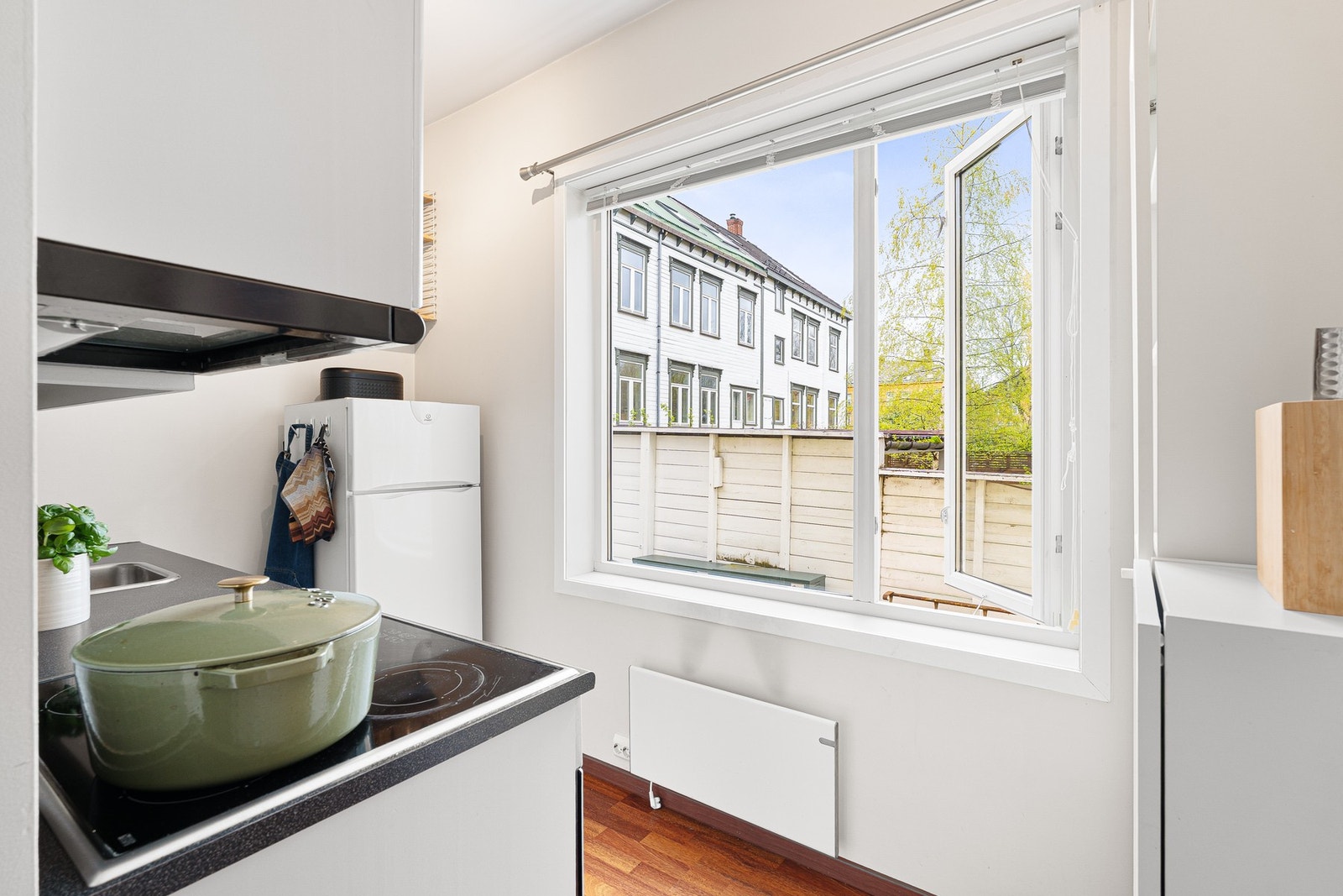 Naturlig skille mellom stue og kjøkken som gir flere soner i boligen. Galleribilde