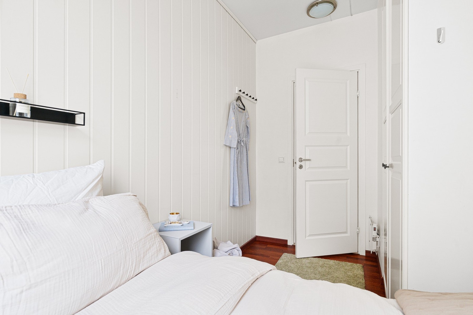 Garderobeskap gir godt med oppbevaring på soverommet. Galleribilde