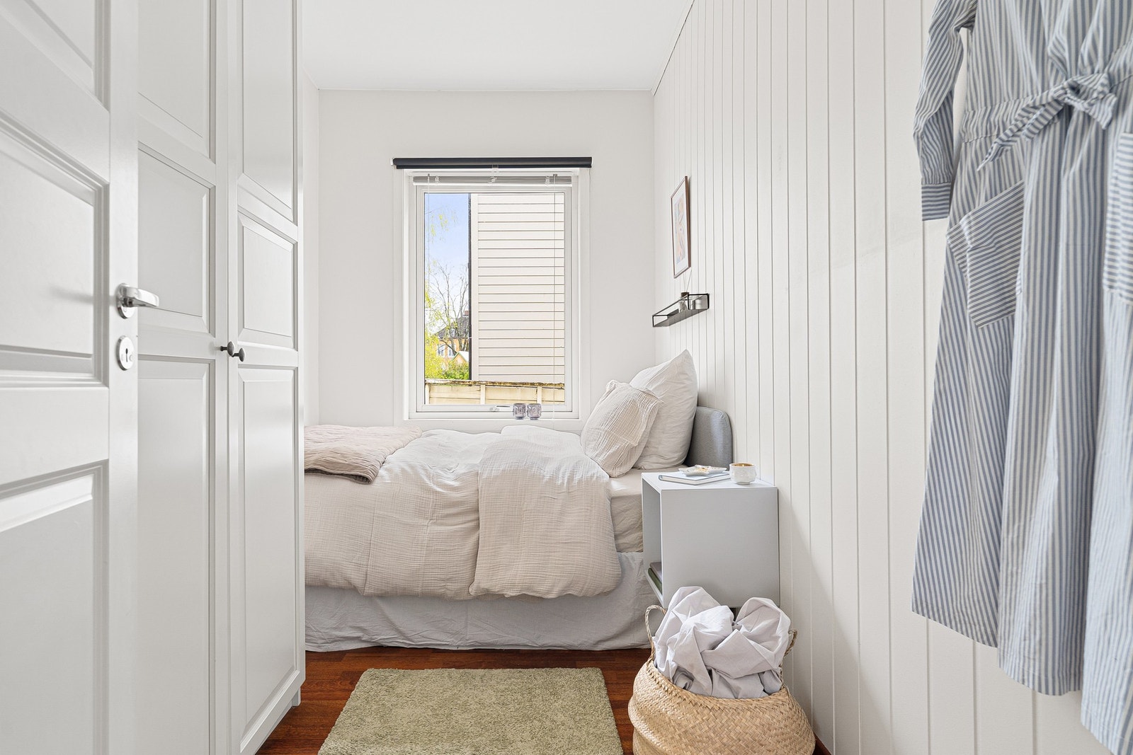 Soverommet er malt i lyse toner og har godt med naturlig lysinslipp. Galleribilde