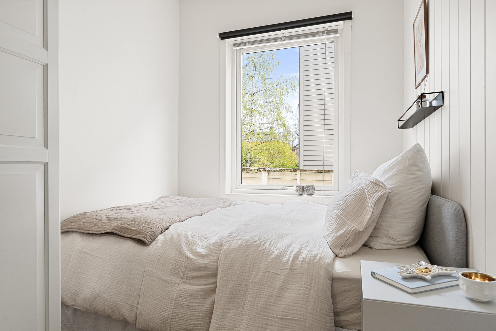 Vindu vendt mot stille bakgård. Galleribilde