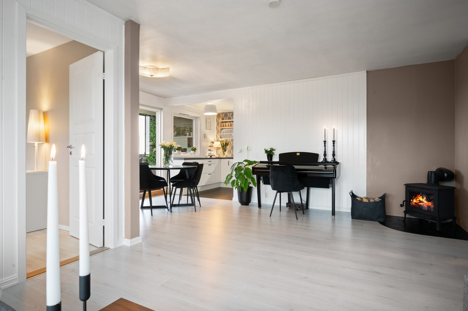 Leiligheten har vedovn i stuen som varmer og gir en hyggelig atmosfære. Galleribilde