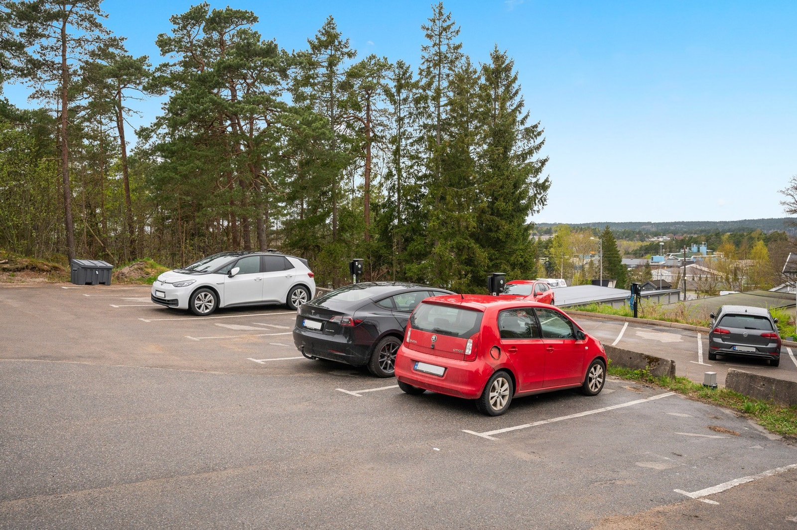 Det er biloppstillingsplasser og ladepunkter, mulig å leie eller kjøpe Galleribilde