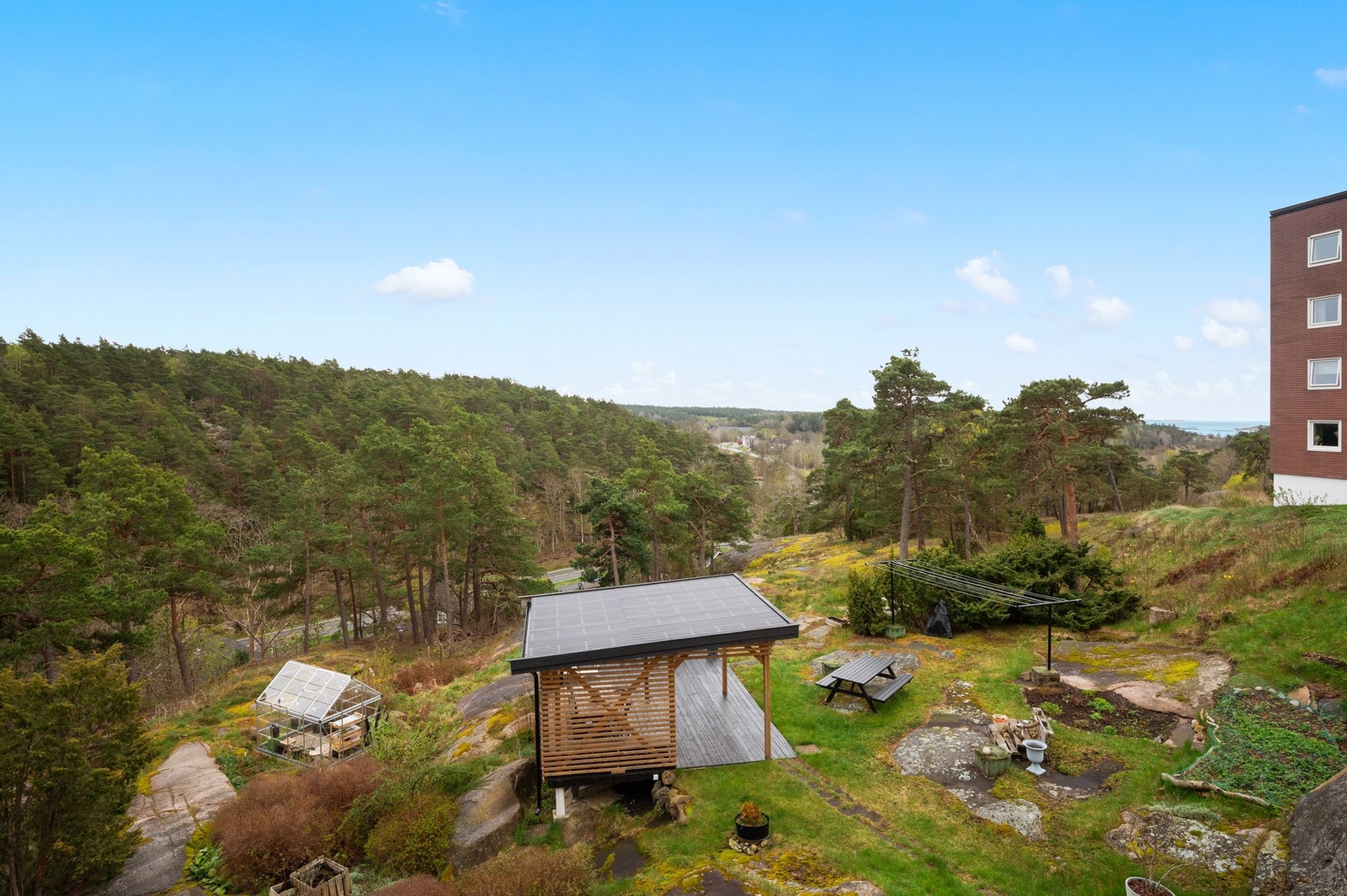 Blokka har en felles pergola og drivhus til beboerne Galleribilde