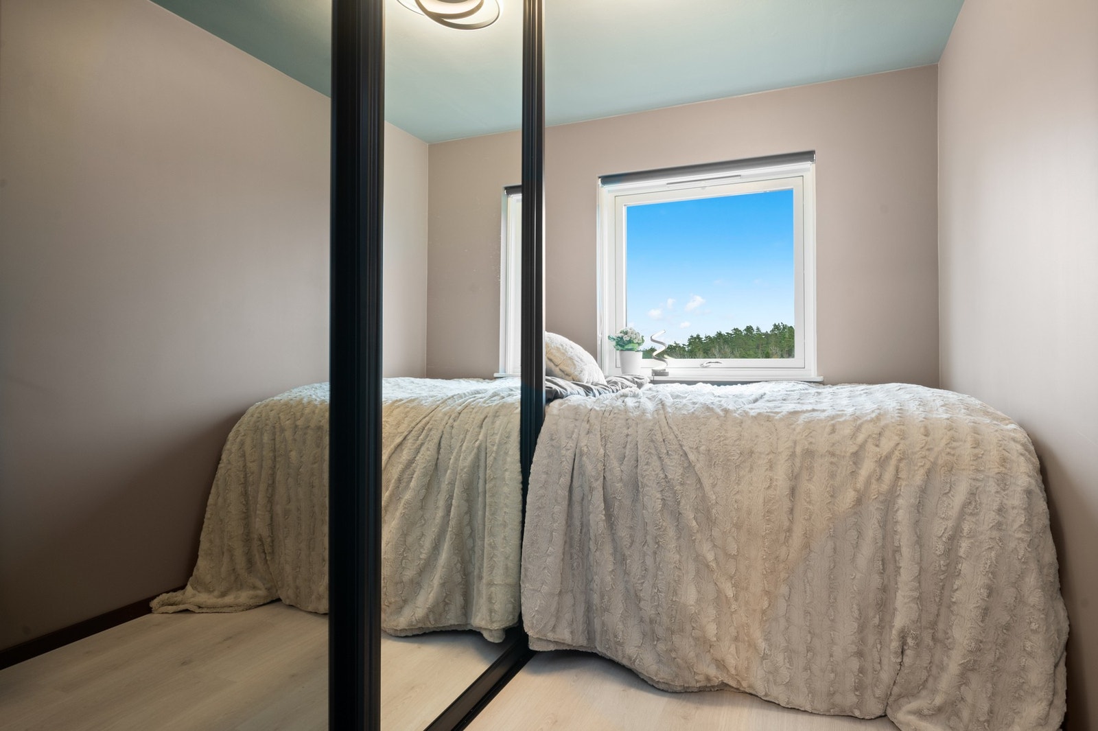 Soverom #2. Også her er det garderobeløsning Galleribilde
